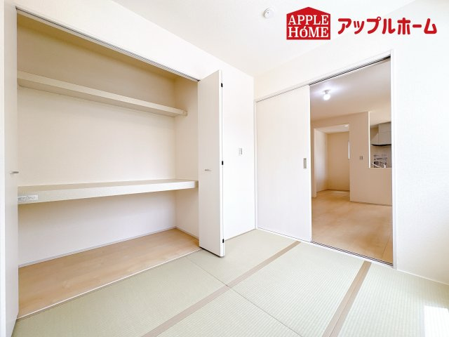 [新築住宅] 鴻巣市松原 3期 全5棟の和室|広々とした居住空間は日々の暮らしを彩り、心のやすらぎと満足感を与えてくれます。通風と採光を考慮した設計は子供たちはのびのび育ち、家族でくつろぎと団らんを生み出します。