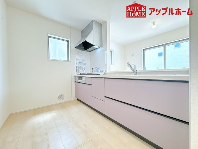 [新築住宅] 鴻巣市松原 3期 全5棟のキッチン|見栄えもよくお手入れもスムーズに出来ます。豊富な収納力もございますので、キッチンスペースをスッキリとお使い頂けそうです。