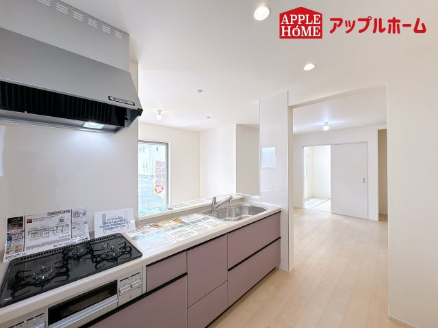 [新築住宅] 鴻巣市松原 3期 全5棟のキッチン|対面式キッチンは、家族のコミュニケーションを育み、子育て家族にも好適なプラン！リビングで寛ぐご家族をいつも感じられます♪会話を楽しみながら家事ができ、小さいお子様がいても安心です！