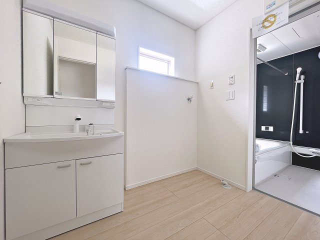 新築戸建・新築建売　福島市南沢又第21　清水小学校・清水中学校の独立洗面台|三面鏡洗面台で朝の身支度もしやすい＆収納力も◎洗面台に物を置かずすっきり清潔に保つことができます！