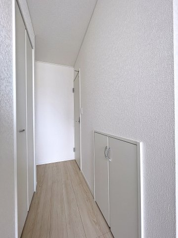 新築戸建・新築建売　福島市南沢又第21　清水小学校・清水中学校の収納|1階廊下部分には収納が2か所！日用品の保管やお掃除道具入れなどに便利です！