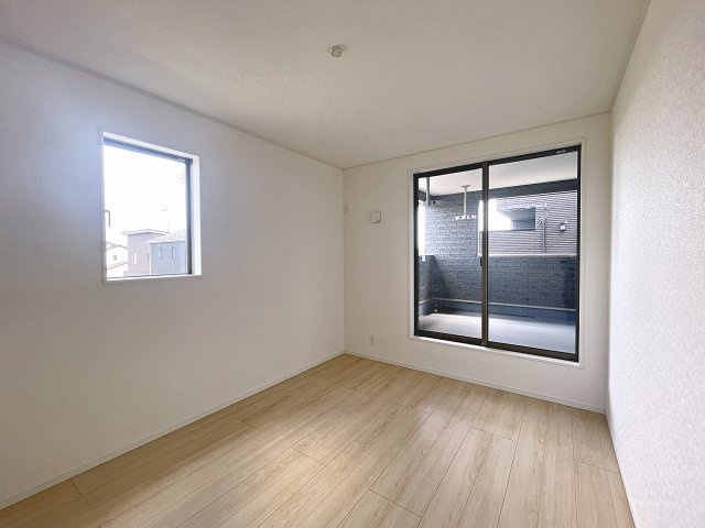 新築戸建・新築建売　福島市南沢又第21　清水小学校・清水中学校の洋室|6帖の洋室はバルコニーに面しており大きな窓から日差しが入るので気持ちの良いプライベート空間です！