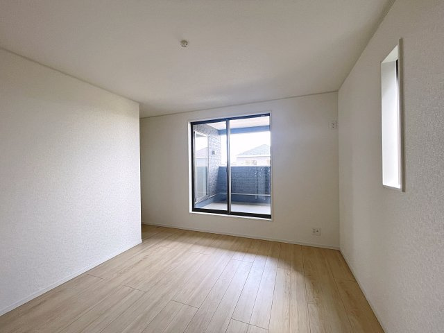 新築戸建・新築建売　福島市南沢又第21　清水小学校・清水中学校の洋室|バルコニーに面しており大きな窓から日差しが入るので気持ちの良いプライベート空間です！