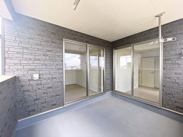 新築戸建・新築建売　福島市南沢又第21　清水小学校・清水中学校のバルコニー|バルコニーは急な雨でも安心のインナーバルコニー！2部屋から出入りが可能です！