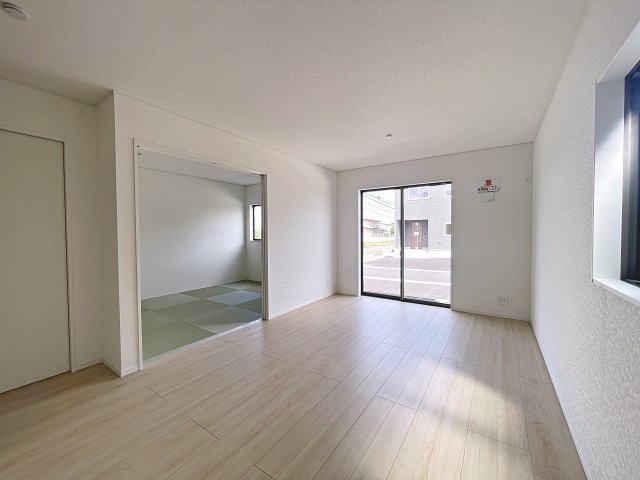 新築戸建・新築建売　福島市南沢又第21　清水小学校・清水中学校の居間・リビング|南側の大きな窓から日差しが入り明るいリビングはご家族皆さんの憩いの場です！