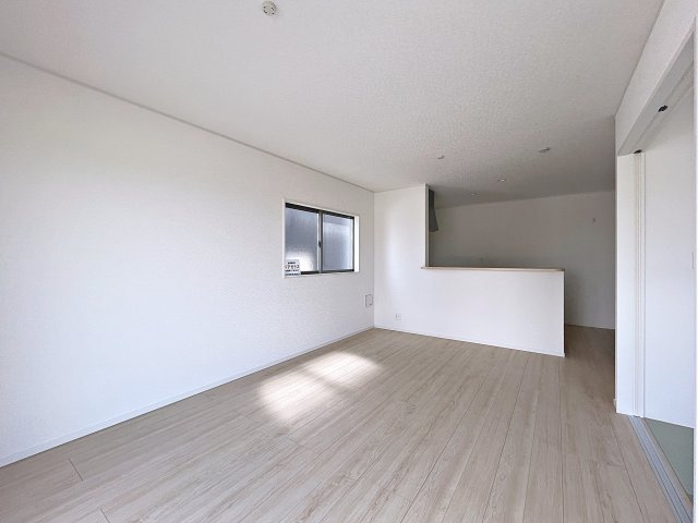 新築戸建・新築建売　福島市南沢又第21　清水小学校・清水中学校の居間・リビング|キッチンの前にダイニングテーブルを設置すれば、お料理の配膳もスムーズです！