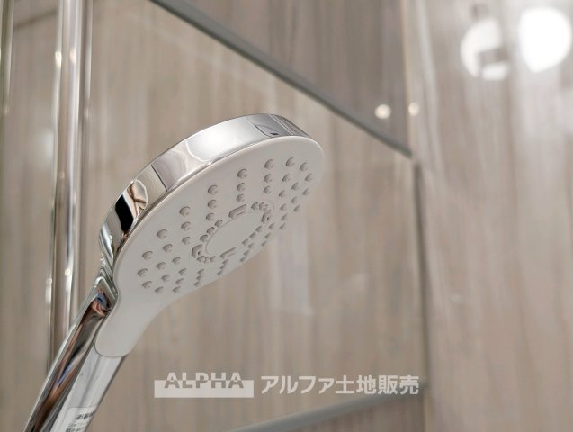 クリオ小平壱番館の浴室|【Bath room】
◆バスルーム◆一日の疲れをゆっくり癒せる落ち着いたバスルーム。浴室乾燥機付きで天候を気にせず洗濯でき、毎日の暮らしにも便利な空間です。