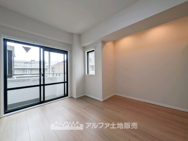 クリオ小平壱番館の洋室|【comfort room】
◆落ち着きのある室内◆寝室としても子ども部屋としても使いやすく、暮らしの変化にも対応できる空間。日々の時間を穏やかに過ごせます。