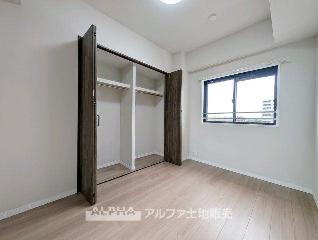 クリオ小平壱番館の洋室|【bright room】
◆明るさを感じる洋室◆やわらかな光が室内に広がり、日中も快適に過ごせる一室。プライベート空間として落ち着いた時間を過ごせます。