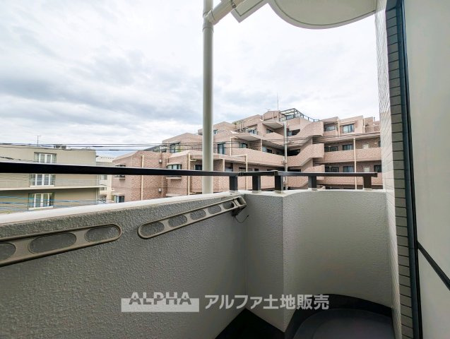 クリオ小平壱番館のバルコニー|【Balcony】◆バルコニー◆日当たりの良いバルコニーは、洗濯物がよく乾くだけでなく、外の空気を感じながらひと息つける場所。暮らしに心地よい余白をもたらします。