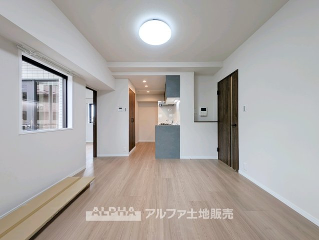 クリオ小平壱番館の居間・リビング|【Living Room】
◆家族時間を育む◆
朝は食卓を囲み、昼はお子様の遊び場、夜は家族団らんのひととき。時間帯ごとに異なる役割を担い、暮らしの中心となるリビングです。
