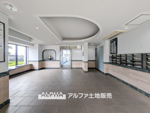 クリオ小平壱番館のエントランス|【Welcome Space】
◆玄関◆帰宅時にほっとできる、穏やかな空気感の玄関。整った空間が日々の切り替えを自然にサポートし、来客時にも好印象を与えます。