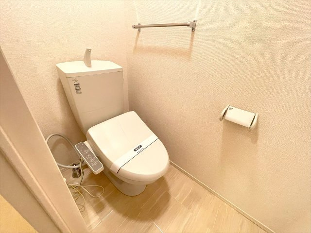 Ｂｅａｎｓのトイレ|※同タイプ・別室の写真になります。
※クロスの色や設備については現況優先となります。