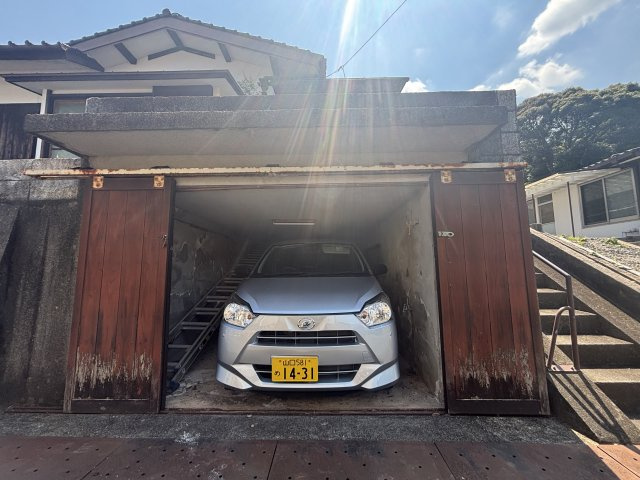 山口市吉敷上東　中古住宅の駐車場|駐車場に車を止められます。軽自動車、コンパクトカー1台