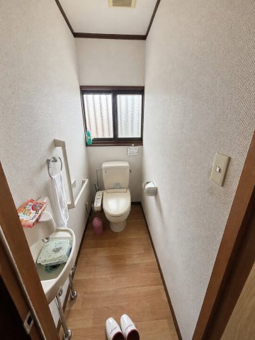 山口市吉敷上東　中古住宅のトイレ|落ち着いた色調のトイレです