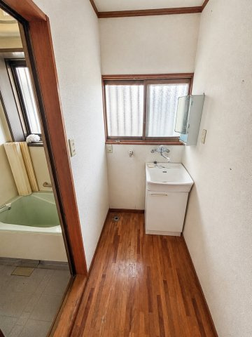 山口市吉敷上東　中古住宅の独立洗面台|朝の身支度には欠かせない独立洗面化粧台