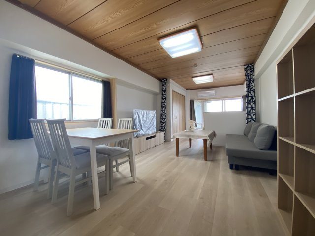 メゾン紅葉の居間・リビング|2面採光なのでお部屋は風通しも良く明るさも◎
