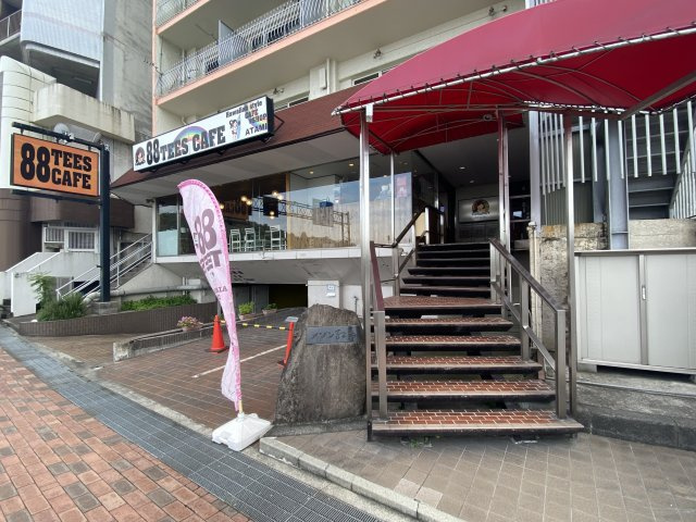 メゾン紅葉の外観|マンション1階にはカフェがあります