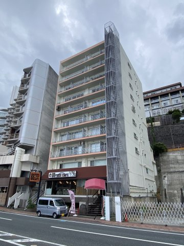 メゾン紅葉の外観|国道135号線沿い・熱海サンビーチの目の前に建っています