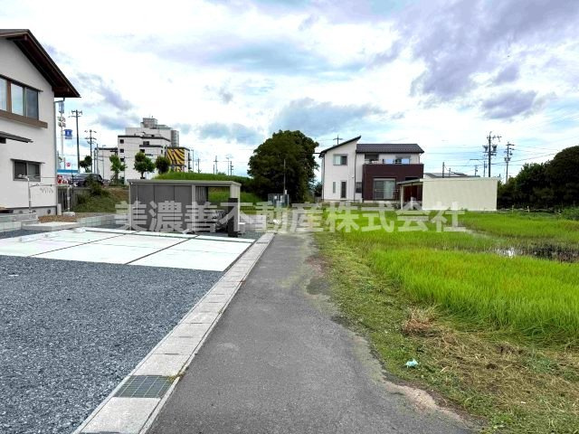 ６７１１９　岐阜市大脇土地の前面道路含む現地写真