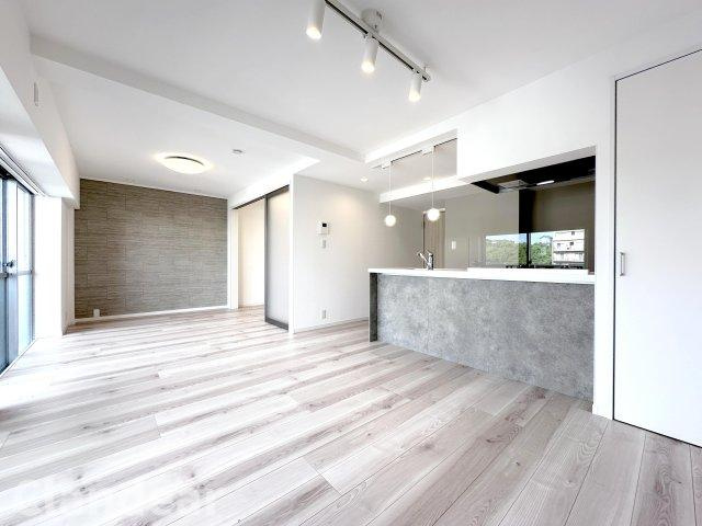新松戸ハイツの居間・リビング|ドキドキの新生活も、安心してスタート。ぴったりの住まいを見つけませんか？クランディアが一緒に住まい選びをサポートします‼　まずは、お気軽にお問合せください　＃クランディア