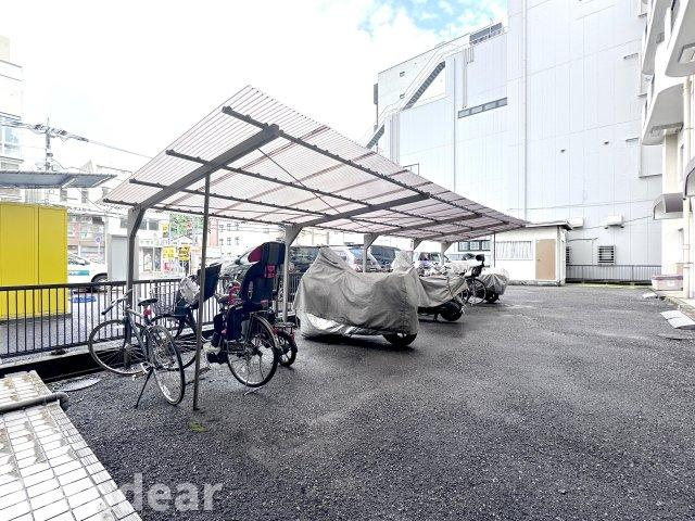 新松戸ハイツの駐輪場|ドキドキの新生活も、安心してスタート。ぴったりの住まいを見つけませんか？クランディアが一緒に住まい選びをサポートします‼　まずは、お気軽にお問合せください　＃クランディア