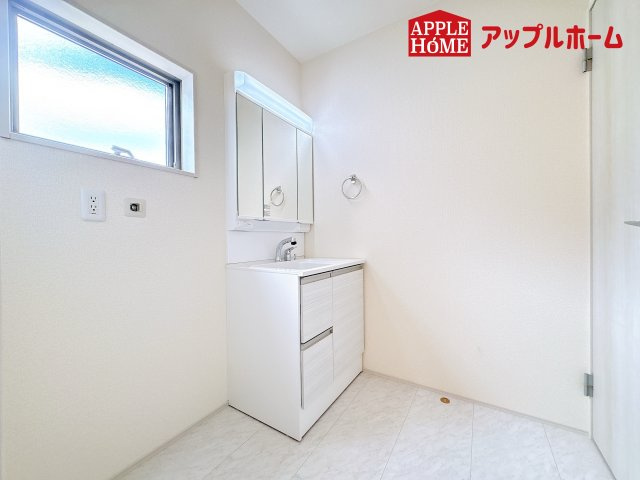[新築住宅] 鴻巣市松原 3期 全5棟の独立洗面台|ゆとりの洗面スペースで朝の身支度も快適スムーズに。３面鏡で髪のセットやお化粧もストレスなくこなせ、朝から気分良く通勤通学に向かえそうですね！鏡の裏にはたっぷりと収納スペースを標準装備