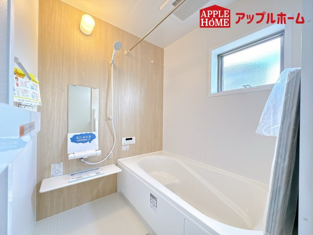 [新築住宅] 鴻巣市松原 3期 全5棟の浴室|窓付きのバスルームは、採光もあり明るく気持ちの良い空間です。窓があることで、換気環境も良好。掃除もスムーズに出来ます