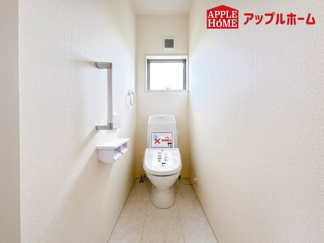 [新築住宅] 鴻巣市松原 3期 全5棟のトイレ|白を基調とした清潔感のある明るい空間。温水洗浄便座付きで、毎日快適・清潔に使用できます。操作しやすい壁面リモコンを採用しています。