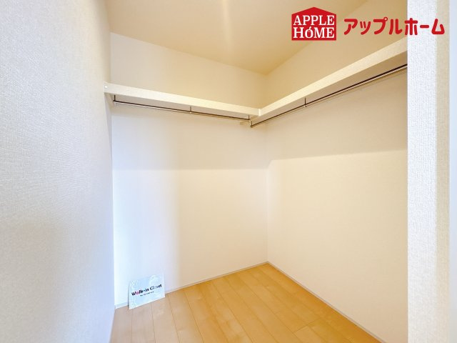 [新築住宅] 鴻巣市松原 3期 全5棟の収納|お洋服を大切にされる方に大変喜ばれる、ウォークインクローゼット。お洋服以外にも掃除機やスーツケースなどを一箇所に集約できるのは魅力ですね！扉が一箇所ですので、お部屋の見た目にもスッキリ！