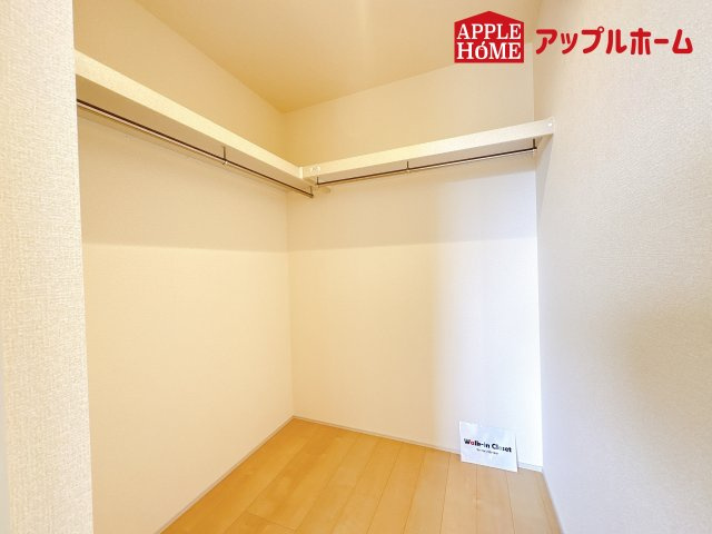 [新築住宅] 鴻巣市松原 3期 全5棟の収納|お洋服を大切にされる方に大変喜ばれる、ウォークインクローゼット。お洋服以外にも掃除機やスーツケースなどを一箇所に集約できるのは魅力ですね！扉が一箇所ですので、お部屋の見た目にもスッキリ！