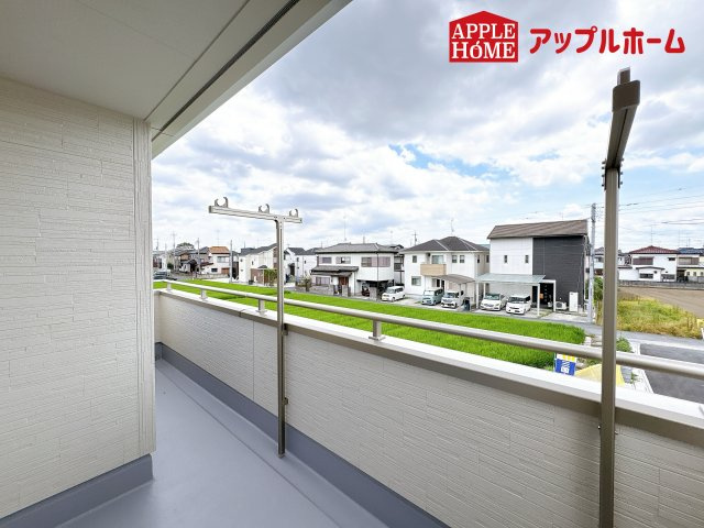 [新築住宅] 鴻巣市松原 3期 全5棟のバルコニー|奥行を広めに取ったバルコニー♪家族分の洗濯物もしっかり干せます。日当たりも良く、毎日のお洗濯が楽しくなりそう♪