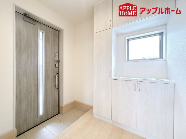[新築住宅] 鴻巣市松原 3期 全5棟の玄関|住まう人も来客も入った時にワクワクさせてくれるオシャレな玄関♪収納もたっぷりあるので、靴がたくさんあっても安心！