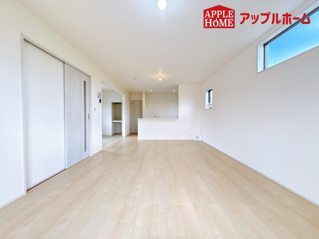 [新築住宅] 鴻巣市松原 3期 全5棟の居間・リビング|窓から差し込む光で家族を温かく包み込みます。明るいリビングで子育てする喜びを☆いつでも見学可能です！