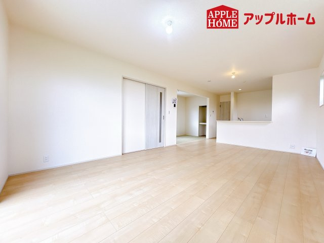 [新築住宅] 鴻巣市松原 3期 全5棟の居間・リビング|広々リビング×対面キッチンで家族の会話も弾みます♪家族団らんの秘訣は間取りにあり☆夢のマイホームを一緒に叶えましょう！