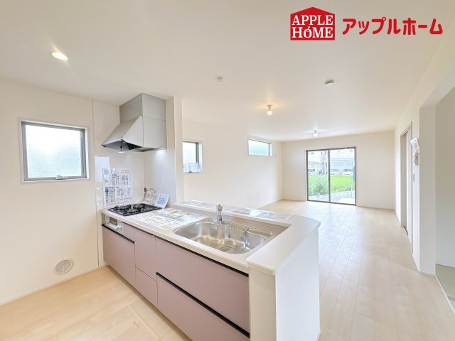 [新築住宅] 鴻巣市松原 3期 全5棟のキッチン|対面式キッチンは、家族のコミュニケーションを育み、子育て家族にも好適なプラン！リビングで寛ぐご家族をいつも感じられます♪会話を楽しみながら家事ができ、小さいお子様がいても安心です！