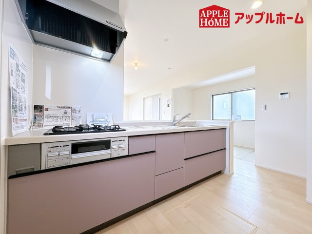 [新築住宅] 鴻巣市松原 3期 全5棟のキッチン|見栄えもよくお手入れもスムーズに出来ます。豊富な収納力もございますので、キッチンスペースをスッキリとお使い頂けそうです。