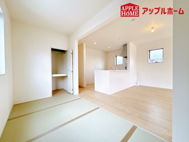 [新築住宅] 鴻巣市松原 3期 全5棟の和室|広々とした居住空間は日々の暮らしを彩り、心のやすらぎと満足感を与えてくれます。通風と採光を考慮した設計は子供たちはのびのび育ち、家族でくつろぎと団らんを生み出します。
