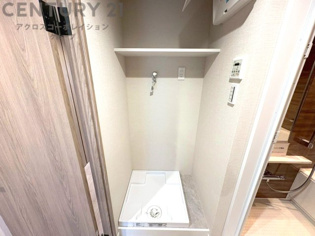洗濯物の仕分け作業がしやすく、整理整頓が容易になります。洗濯音や湿気を他の部屋に持ち込まず、生活環境を快適に保ちます。上部を活用すれば収納スペースを確保でき洗剤や洗濯用品の整理もしやすくなります。