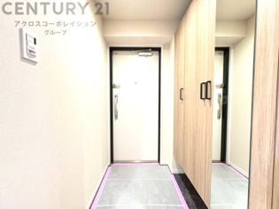 大きな玄関収納付きの玄関です　家族皆様の履物をしっかり収納できます　姿見付きでお出かけ前の身だしなみチェックに便利です
