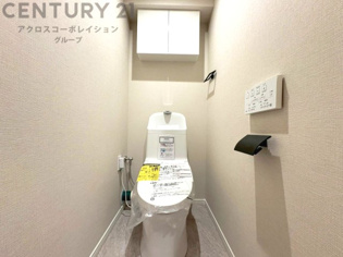 温水洗浄便座付トイレは温水洗浄機能により、暖かい水でおしりを洗浄することができ、冷たい水を使う従来の便座に比べ、温水洗浄機能で暖かいトイレを提供し、快適な使用を可能にします。