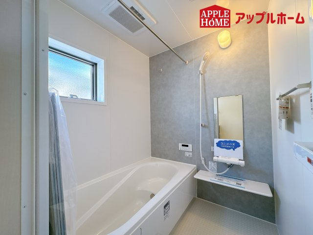 [新築住宅] 鴻巣市松原 3期 全5棟の浴室|窓付きのバスルームは、採光もあり明るく気持ちの良い空間です。窓があることで、換気環境も良好。掃除もスムーズに出来ます
