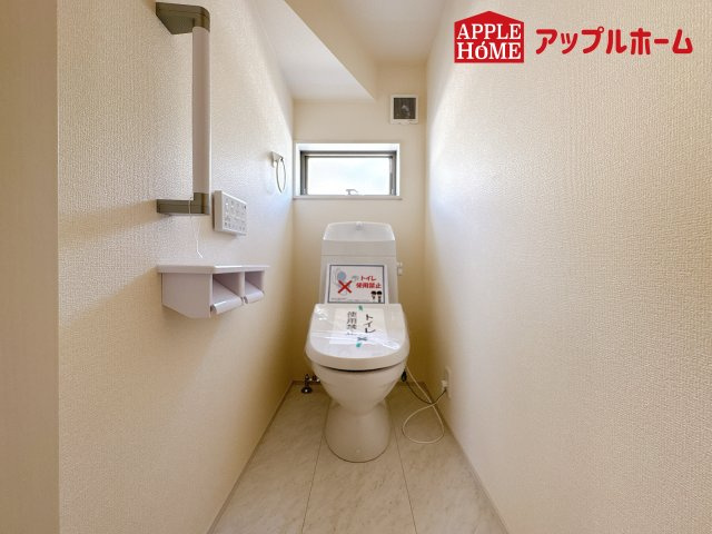 [新築住宅] 鴻巣市松原 3期 全5棟のトイレ|白を基調とした清潔感のある明るい空間。温水洗浄便座付きで、毎日快適・清潔に使用できます。操作しやすい壁面リモコンを採用しています。