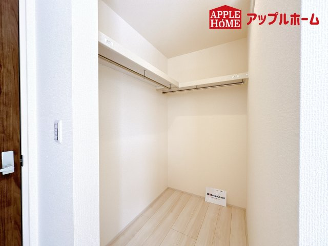 [新築住宅] 鴻巣市松原 3期 全5棟の収納|お洋服を大切にされる方に大変喜ばれる、ウォークインクローゼット。お洋服以外にも掃除機やスーツケースなどを一箇所に集約できるのは魅力ですね！扉が一箇所ですので、お部屋の見た目にもスッキリ！