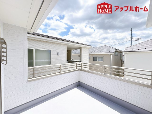 [新築住宅] 鴻巣市松原 3期 全5棟のバルコニー|奥行を広めに取ったバルコニー♪家族分の洗濯物もしっかり干せます。日当たりも良く、毎日のお洗濯が楽しくなりそう♪