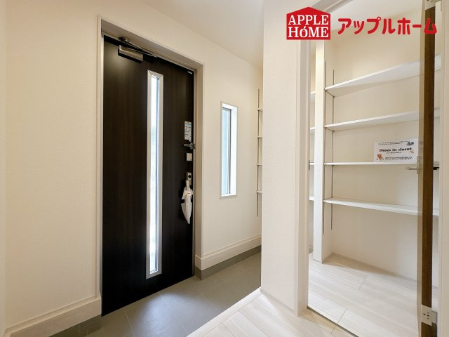 [新築住宅] 鴻巣市松原 3期 全5棟の玄関|住まう人も来客も入った時にワクワクさせてくれるオシャレな玄関♪収納もたっぷりあるので、靴がたくさんあっても安心！