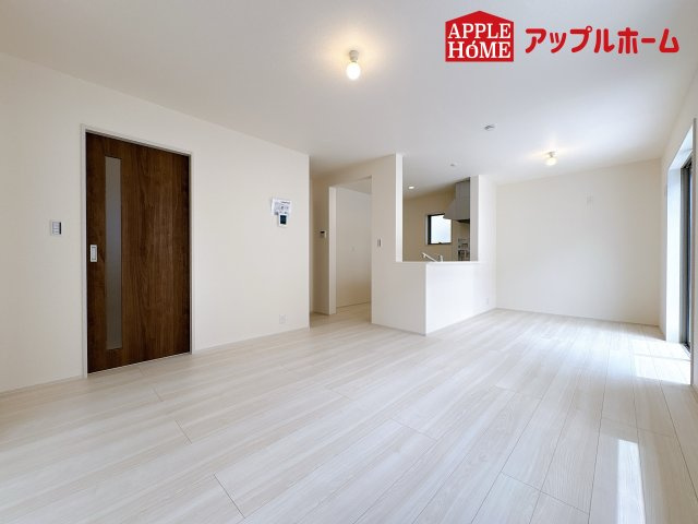 [新築住宅] 鴻巣市松原 3期 全5棟の居間・リビング|窓から差し込む光で家族を温かく包み込みます。明るいリビングで子育てする喜びを☆いつでも見学可能です！