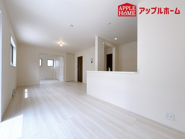 [新築住宅] 鴻巣市松原 3期 全5棟の居間・リビング|広々リビング×対面キッチンで家族の会話も弾みます♪家族団らんの秘訣は間取りにあり☆夢のマイホームを一緒に叶えましょう！