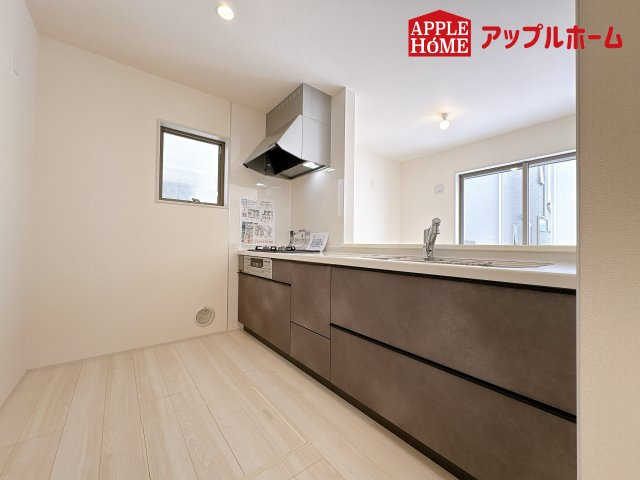 [新築住宅] 鴻巣市松原 3期 全5棟のキッチン|見栄えもよくお手入れもスムーズに出来ます。豊富な収納力もございますので、キッチンスペースをスッキリとお使い頂けそうです。