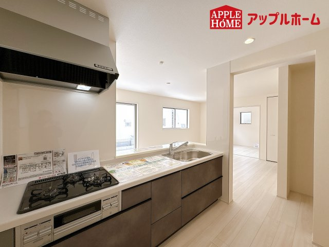 [新築住宅] 鴻巣市松原 3期 全5棟のキッチン|対面式キッチンは、家族のコミュニケーションを育み、子育て家族にも好適なプラン！リビングで寛ぐご家族をいつも感じられます♪会話を楽しみながら家事ができ、小さいお子様がいても安心です！